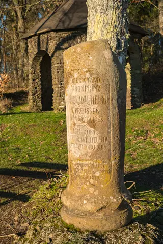 Römische Säule mit neuzeitlicher Inschrift
