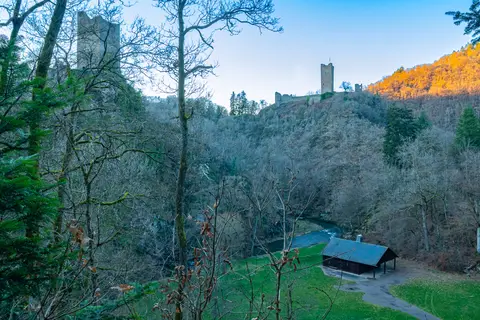 Die beiden Burgen und die Turnierwiese an der Lieser