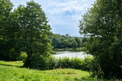 Blick über den Stausee zur Burg