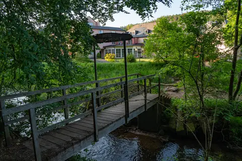 Brücke über die Salm zum Hotel