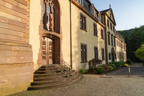 Am nördlichen Portal