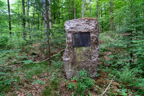 "Mordkreuz": Gedenktafel für einen ermordeten Forstlehrling