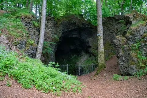 Die Mühlsteinhöhle auf dem Nerother Kopf