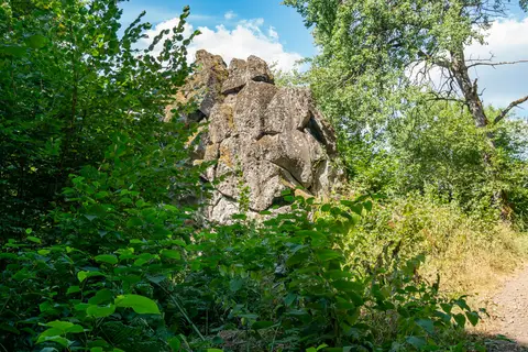 Basaltfelsen am Wegesrand