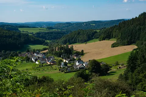 Blick über Hohenfels-Essingen bis zur Kasselburg