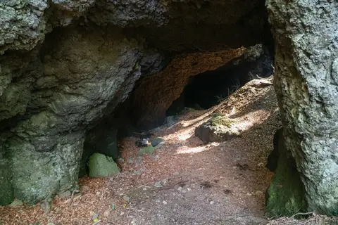 Mühlsteinhöhle auf dem Ernstberg