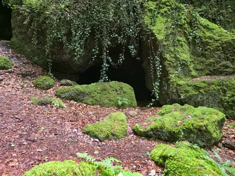 Vor der Genovevahöhle