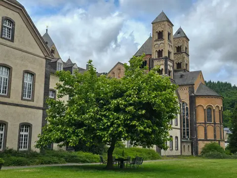 Rückseite der Abteikirche