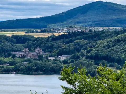 Blick vom Lydiaturm auf Maria Laach