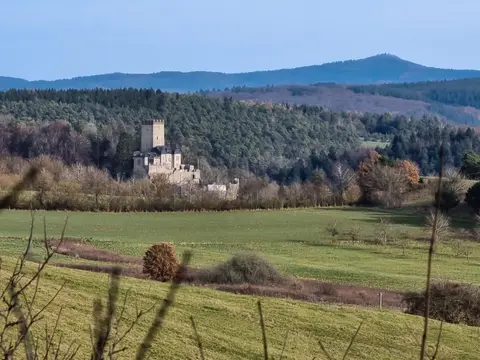 Burg Kerpen und Hohe Acht in der Ferne