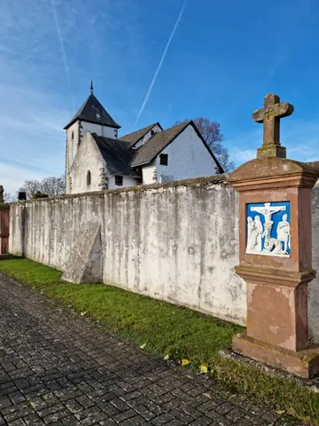 Kreuzweg um die Wehrkirche
