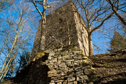 Blick von Westen auf den Wohnturm