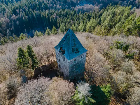 Der dem Verfall preisgegebene Wohnturm