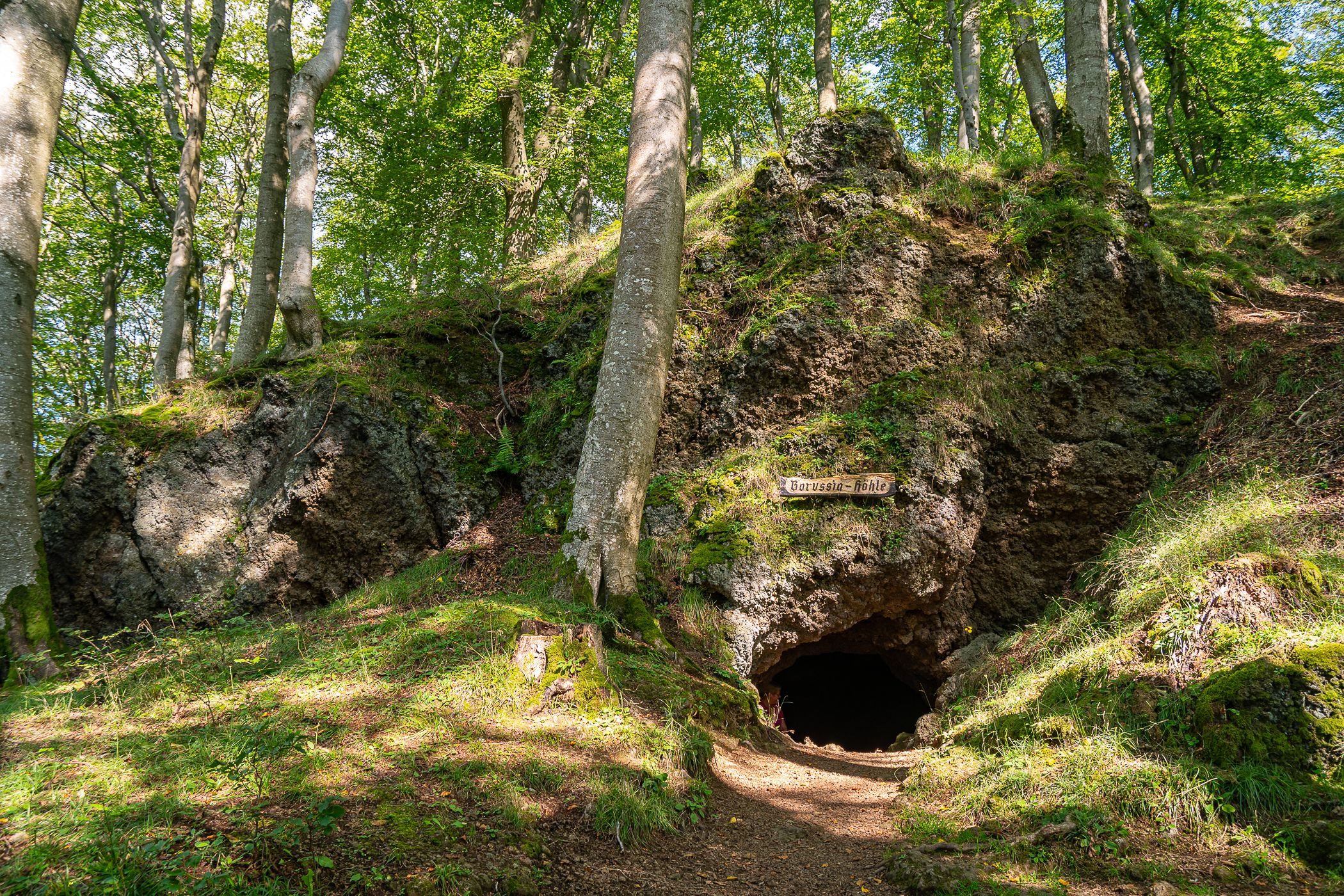 Eine der zahlreichen Mühlsteinhöhlen