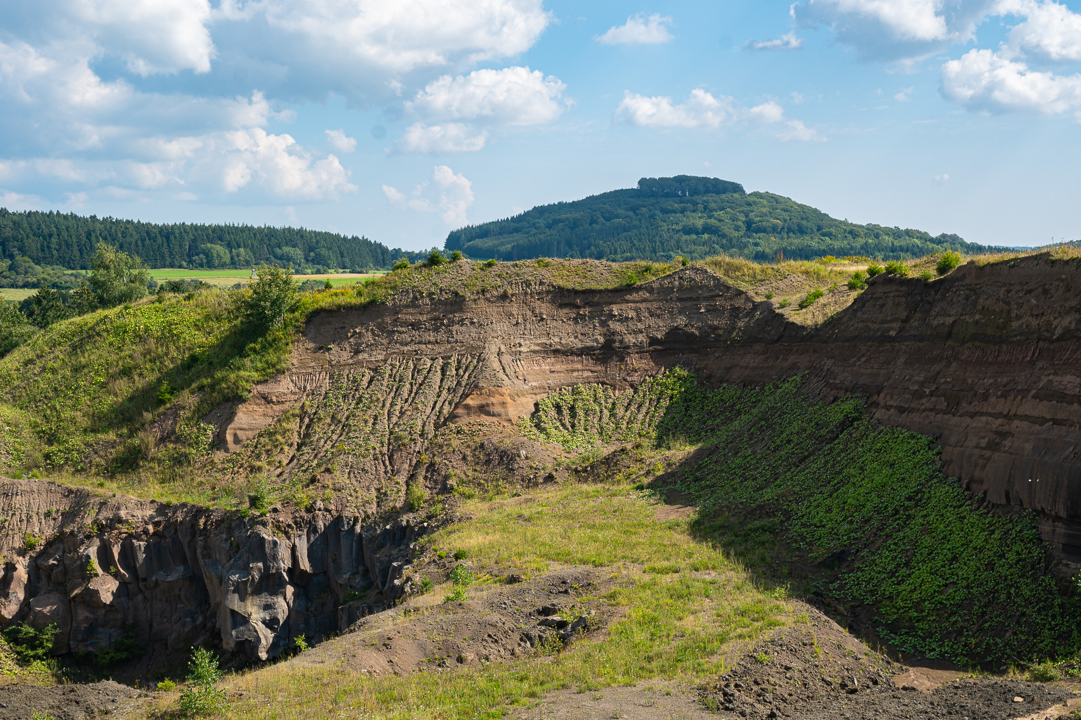 Blick über den Steinbruch Schlink auf den Döhmberg