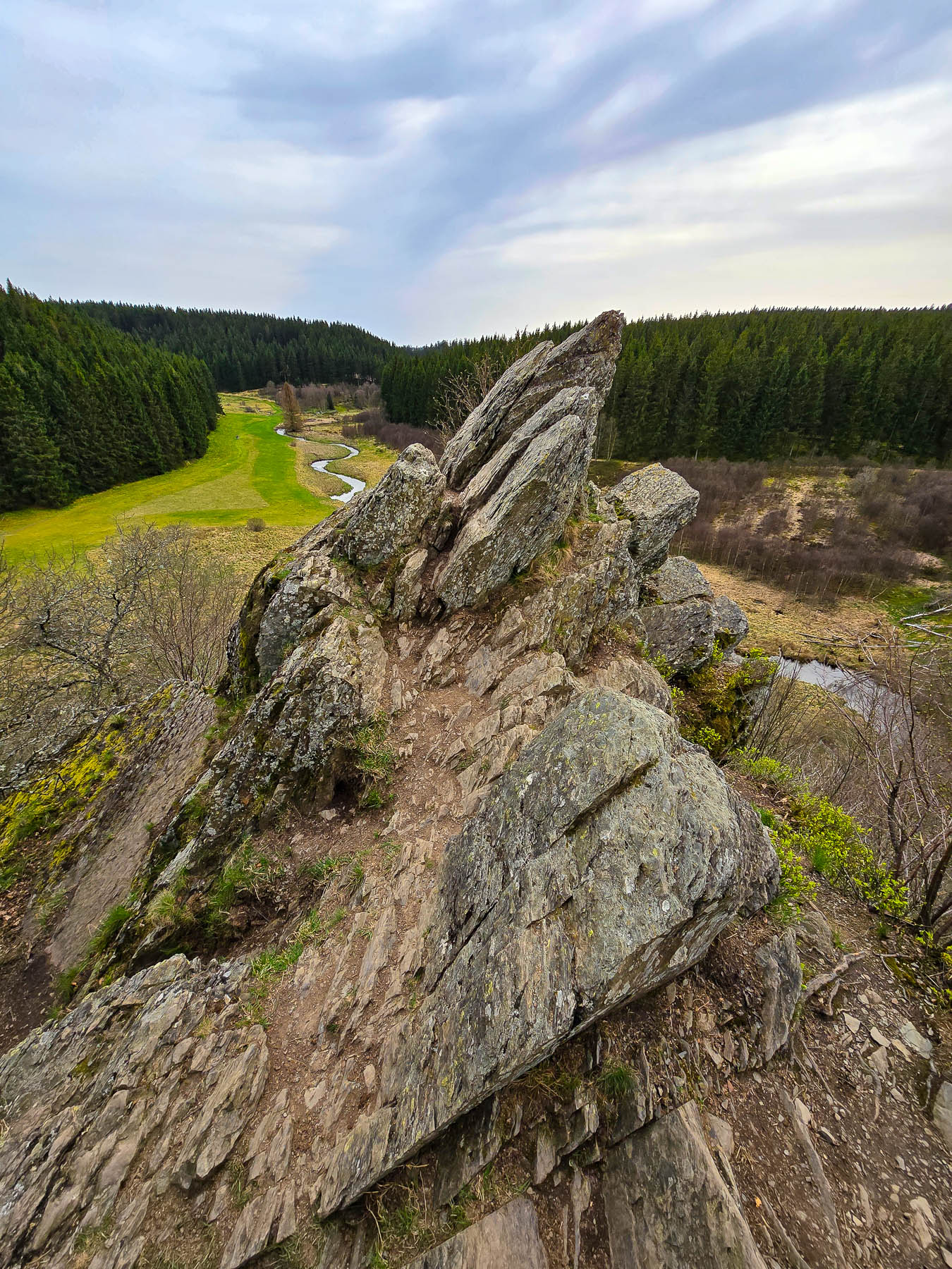 Blick über den Bieleyfelsen ins Perlenbachtal